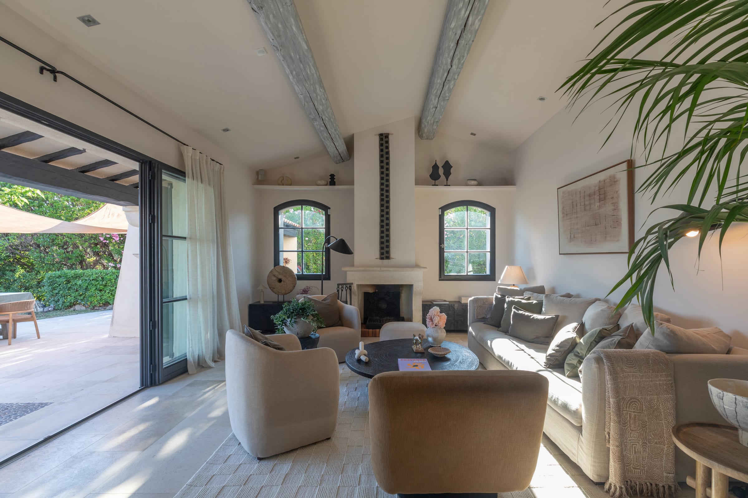 Living area of the Saint Aygulf holiday villa with natural textures and layered linen